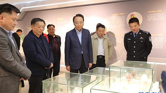 市委常委、政法委書記楊健蒞臨縣禁毒教育基地參觀指導(dǎo)