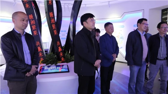 省發(fā)改委二級巡視員曾洪暉一行來上栗調(diào)研指導工作，并參觀由立標展覽布展的贛湘合作產(chǎn)業(yè)園展示館